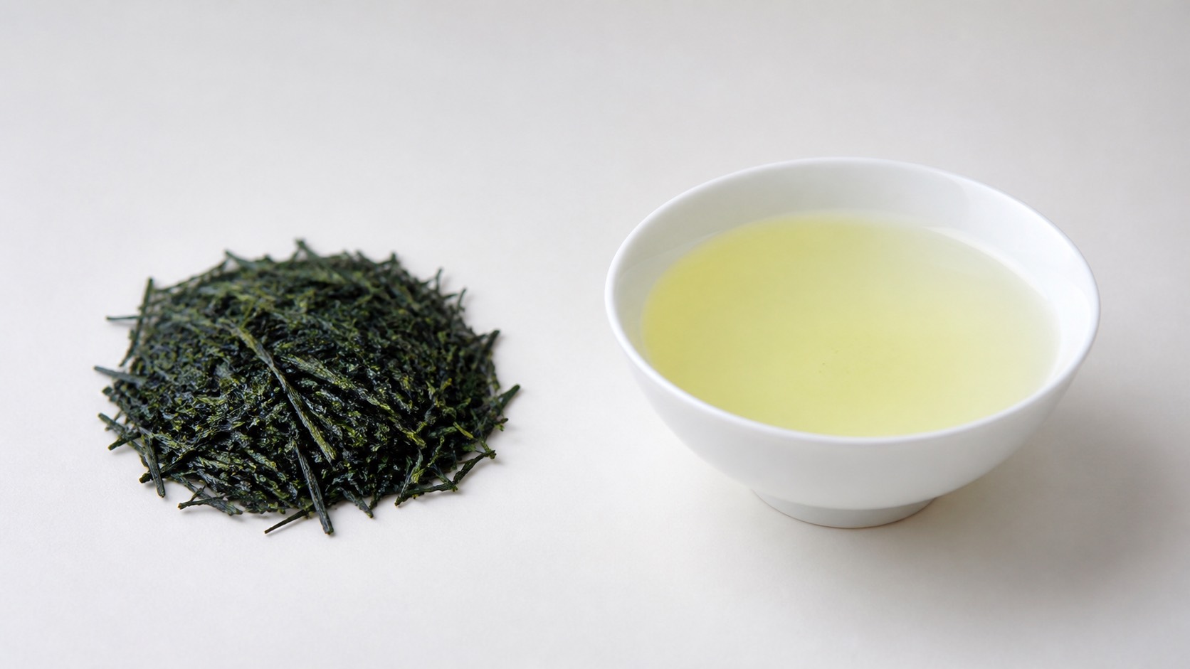 濃く艶のある玉露の茶葉と、白い湯呑に注がれた最も淡い黄緑の水色